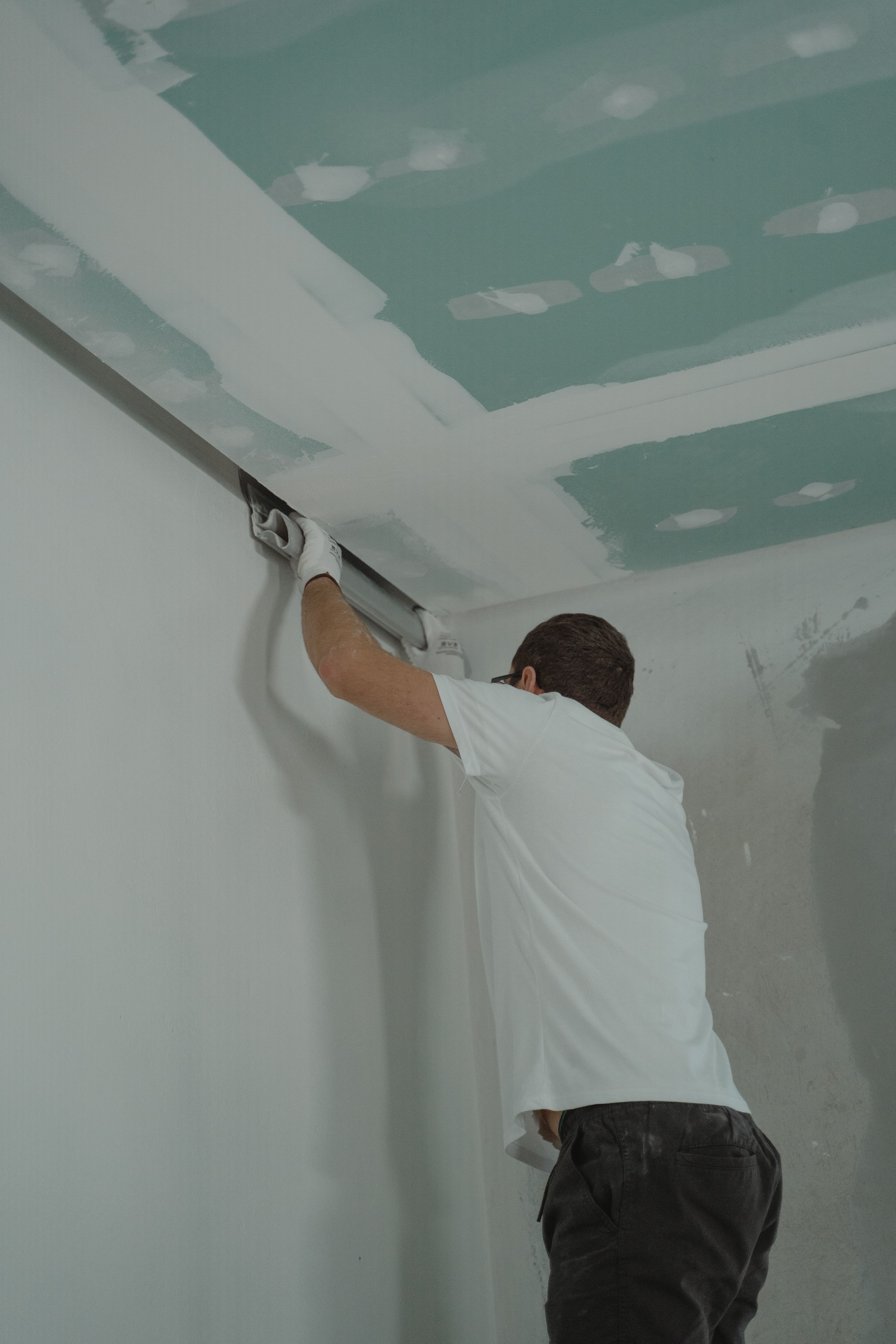 Naden van een plafond worden weggewerkt tijdens een renovatie