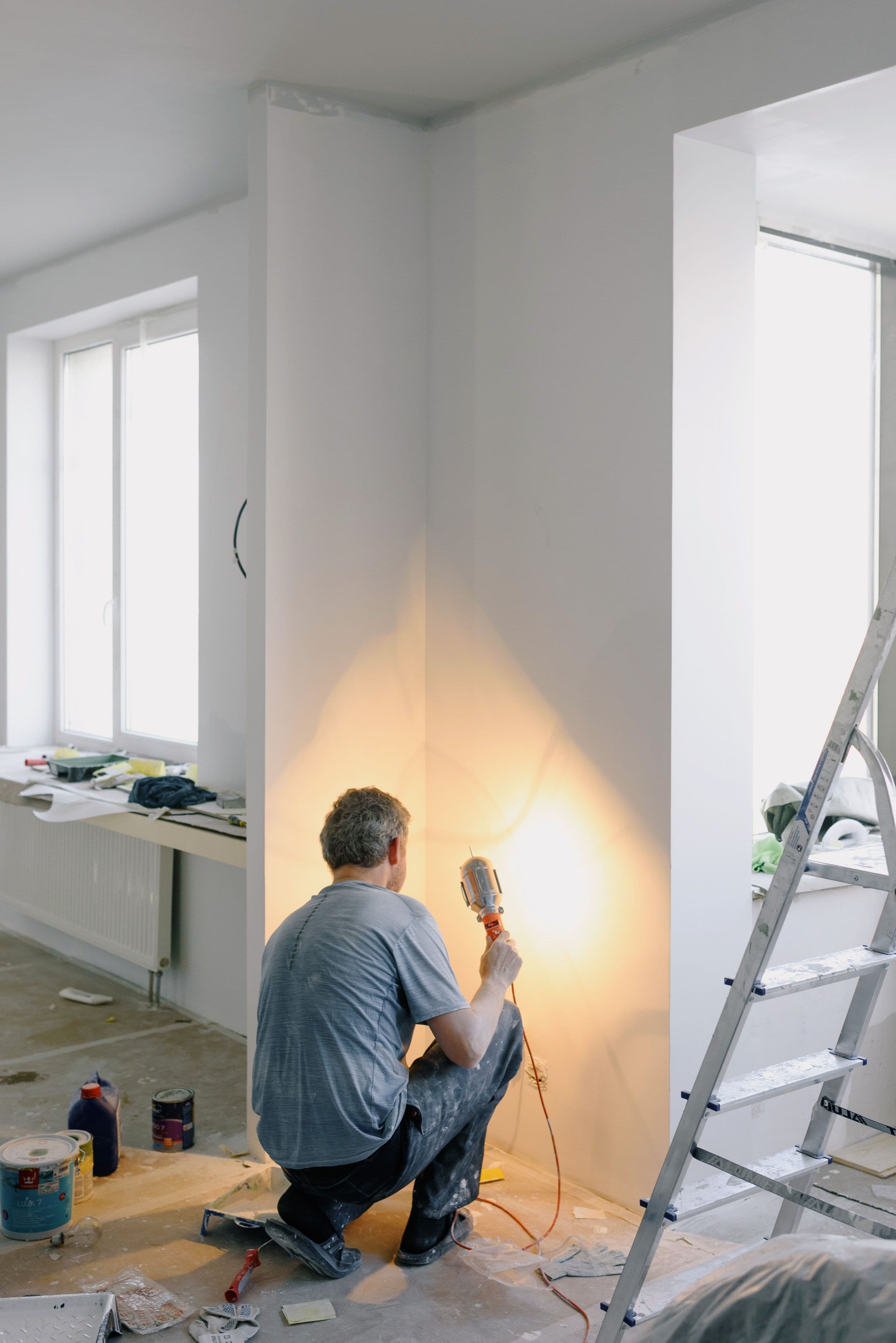 Warme, levendige wandafwerking in een woning in aanbouw